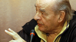 Warszawa, 2005-12-06. Polska Unia Ofiar Nazizmu. Konferencja prasowa Augusta Kowalczyka.  PAP/A. Rybczyński