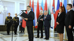 Warszawa, 05.06.2019. Marszałek Sejmu Marek Kuchciński, wicemarszałek Sejmu Ryszard Terlecki i marszałek Senatu Stanisław Karczewski podczas powitania delegacji na IV Szczyt Przewodniczących Parlamentów Państw Europy Środkowej i Wschodniej. PAP/W. Olkuśnik
