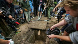 Mamerki, 27.06.2019. W kompleksie bunkrów w Mamerkach (woj. warmińsko-mazurskie), dawnej kwaterze głównej Niemieckich Wojsk Lądowych zostało otwarte ukryte wejście do szybu prowadzącego do tunelu, które nie było otwierane od II wojny światowej.. PAP/T. Waszczuk