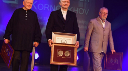 Artysta Marcin Bornus-Szczyciński (L), malarz i krytyk sztuki Tadeusz Boruta (C) oraz najwybitniejszy współczesny mozaista Alexander Kornoukhov (P) podczas gali wręczenia Medalu Per Artem Ad Deum. Fot. PAP/P. Polak