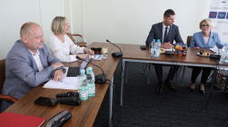 Minister edukacji narodowej Dariusz Piontkowski (2P), sekretarz stanu w MEN Marzena Machałek (2P) oraz przewodniczący Wolnego Związku Zawodowego Solidarność-Oświata FZZ Sławomir Wittkowicz (L) podczas spotkania w warszawskim Centrum Partnerstwa Społecznego „Dialog”. Fot. PAP/T. Gzell