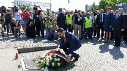 Gdańsk, 03.06.2019. Premier Mateusz Morawiecki złożył kwiaty pod pomnikiem Poległych Stoczniowców w Gdańsku. Uroczystość jest związana z 40. rocznicą pierwszej pielgrzymki Jana Pawła II do Polski. PAP/A. Warżawa