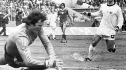 Frankfurt. 3.07.1974 r. Mistrzostwa Świata w Piłce Nożnej. Mecz Polska–RFN. W akcji bramkarz Jan Tomaszewski. Fot. PAP/CAF