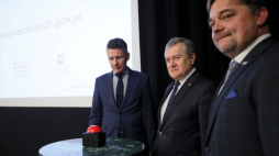 Warszawa, 08.06.2019. Wicepremier, minister kultury i dziedzictwa narodowego Piotr Gliński (C) oraz dyrektor Narodowego Archiwum Cyfrowego Radosław Kałużniak (L) i Naczelny Dyrektor Archiwów Państwowych dr Paweł Pietrzyk (P) podczas uroczystej premiery serwisu internetowego szukajwarchiwach.gov.pl, w kinie Iluzjon. Fot. PAP/L. Szymański 