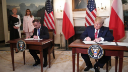 Waszyngton, USA, 12.06.2019. Prezydent Stanów Zjednoczonych Ameryki Donald Trump (P) oraz prezydent RP Andrzej Duda (L) podczas podpisania wspólnej deklaracji o współpracy obronnej w zakresie obecności sił zbrojnych Stanów Zjednoczonych Ameryki na terytorium Polski w Białym Domu w Waszyngtonie. Fot. PAP/R. Pietruszka 