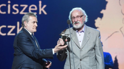  Warszawa, 12.06.2019. Gala Dorocznej Nagrody Ministra Kultury i Dziedzictwa Narodowego. Minister kultury i dziedzictwa narodowego Piotr Gliński (L) odznaczył twórców, animatorów i mecenasów, których działalność w sposób szczególny przyczynia się do rozwoju, upowszechniania i ochrony kultury. Nagrodę za całokształt twórczości - aktorzy filmowi i teatralni Franciszek Pieczka (P) i Barbara Krafftówna. Fot. PAP/P. Nowak