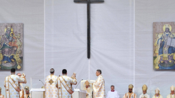 Blaj, Rumunia, 02 06 2019. Papież Franciszek podczas mszy beatyfikuje siedmiu greckokatolickich męczenników - biskupów czasów komunizmu, m.in. biskupa Iuliu Hossu. Fot. PAP/EPA/E. Ferrari