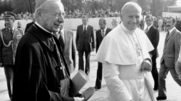 Kraków, 10.06.1979. Pierwsza pielgrzymka papieża Jana Pawła II do Polski – pożegnanie na lotnisku w Balicach. Fot. PAP/J. Morek