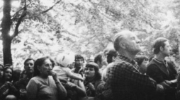 Czerwiec '76 w Płocku: demonstracja przed siedzibą KW PZPR. Źródło: IPN