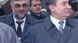 Gdańsk 25.11.1990. Pierwsze powszechne wybory prezydenckie, pierwsza tura. Lech Wałęsa w drodze do lokalu wyborczego. Z tyłu Krzysztof Pusz. Fot. PAP/G. Rogiński