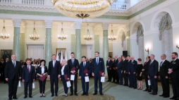 Warszawa, 04.06.2019. Prezydent Andrzej Duda oraz nowo powołani ministrowie - sekretarz stanu w Kancelarii Prezesa Rady Ministrów Jacek Sasin, minister finansów Marian Banaś, minister spraw wewnętrznych i administracji Elżbieta Witek, minister rodziny, pracy i polityki społecznej Bożena Borys-Szopa, minister edukacji Dariusz Piontkowski, członek rady ministrów Michał Dworczyk i minister do spraw pomocy humanitarnej Michał Woś. Fot. PAP/ L. Szymański