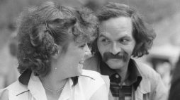 Piosenkarka Hanna Banaszak i satyryk Bohdan Smoleń podczas XVIII Krajowego Festiwalu Piosenki Polskiej w Opolu. 1980 r. Fot. PAP/CAF/K. Świderski