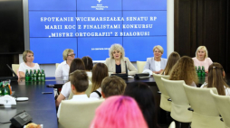 icemarszałek Senatu Maria Koc (C) oraz prezes Związku Polaków na Białorusi Andżelika Borys (2P) podczas spotkania z młodymi zwycięzcami konkursu "Mistrz Ortografii 2019". Fot. PAP/R. Guz