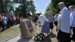 Wiceminister kultury Magdalena Gawin (L) i córka zamordowanych Cecylia Borkowska (P) z domu Postek podczas uroczystości odsłonięcia tablic upamiętniających Juliannę, Stanisława, Henryka i Wacława Postków w Stoczku. Fot. PAP/P. Piątkowski