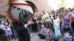 Warszawa, 28.06.2009. Spektakl pt. "Zmysły" w wykonaniu Teatru A3/Y podczas XVII Międzynarodowego Festiwalu Sztuka Ulicy na Starym Mieście w Warszawie. PAP/G. Jakubowski