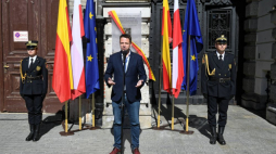 Warszawa, 03.06.2019. Prezydent stolicy Rafał Trzaskowski podczas odsłonięcia tablicy w Warszawie na budynku, w którym od kwietnia 1989 r. mieściła się siedziba Komitetu Obywatelskiego "Solidarność". PAP/R. Pietruszka