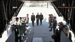 Urna ze szczątkami kpt. Ryszarda Białousa w amerykańskiej bazie lotniczej Rammstein. Fot. PAP/L. Szymański