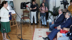 Ambasador Węgier w Polsce Orsolya Zsuzsanna Kovacs (2L), wicepremier, minister kultury i dziedzictwa narodowego Piotr Gliński (2P), autor i założyciel wydawnictwa Biały Kruk Leszek Sosnowski (3P) podczas uroczystej inauguracji edytorskiej Serii Węgierskiej oraz prezentacji nowego przekładu poezji Sandora Petofiego pt. "Lutnia i Miecz" w Ambasadzie Węgier w Warszawie. Fot. PAP/T. Gzell