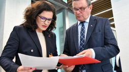 Warszawa, 18.06.2019. Prezydent Gdańska Aleksandra Dulkiewicz oraz przewodniczący sejmowej Komisji Infrastruktury Jerzy Polaczek przed jej posiedzeniem komisji ws. specustawy o Muzeum Westerplatte i Wojny 1939 w Gdańsku.  PAP/P. Nowak