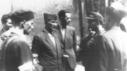 Antoni Chruściel (w środku) i Tadeusz Żenczykowski „Kania” (obok z prawej) w trakcie Powstania Warszawskiego. Źródło: Wikimedia Commons