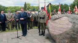 Uroczystości z okazji 75. rocznicy operacji "Ostra Brama" - szef Urzędu do Spraw Kombatantów i Osób Represjonowanych Jan Józef Kasprzyk (L) podczas obchodów przy pomniku upamiętniającym aresztowanie Sztabu Wileńskiego Armii Krajowej przez NKWD w podwileńskich Boguszach. Fot. PAP/A. Lange