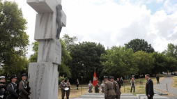 Chorzów, 08.07.2019. Prezydent RP Andrzej Duda (C) sadzi Dąb Powstań Śląskich podczas spotkania z mieszkańcami Chorzowa, 8 bm. w Górnośląskim Parku Etnograficznym. Z prawej marszałek województwa śląskiego Jakub Chełstowski. Głowa państwa przebywa z wizytą w województwie śląskim. Fot. PAP/H. Bardo