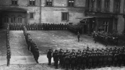 Warszawa 1915. I wojna światowa, po wkroczeniu armii Cesarstwa Niemieckiego (5 sierpnia 1915). Zamek Królewski był siedzibą Generalnego Gubernatorstwa Warszawskiego. Na zdjęciu: Generalny Gubernator okupowanej przez wojska niemieckie części Królestwa Polskiego generał Hans Hartwig von Beseler (C) podczas apelu na dziedzińcu Zamku. Fot. PAP/Archiwum Marian Leśniewski