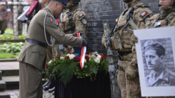 Warszawa, 31.07.2019. Uroczystości pogrzebowe kpt. Ryszarda Białousa ps. "Jerzy", 31 bm. na cmentarzu Powązkowskim w Warszawie. Dowódca legendarnego, walczącego w Powstaniu Warszawskim, Batalionu "Zośka", zmarł 27 lat temu w Argentynie. Urna z prochami kpt. Białousa pod koniec czerwca została sprowadzona do kraju. Fot. PAP/M. Obara