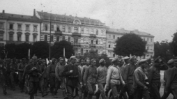 Warszawa 08.1915. Okres I wojny światowej, po wkroczeniu armii Cesarstwa Niemieckiego 5 sierpnia 1915 r. Plac Saski, kolumna rosyjskich jeńców pod niemiecką eskortą. W głębi wylot ul. Czystej (Ossolińskich) z kamienicą pod nr. 4, w której mieścił się sklep firmowy fabryki G. Gerlach (dom Gerlacha). Fot. PAP/Archiwum Marian Leśniewski
