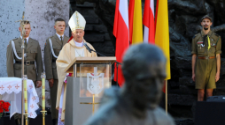 Warszawa, 31.07.2019. Uroczysta polowa msza św. pod przewodnictwem biskupa polowego Wojska Polskiego Józefa Guzdka (C), 31 bm. przed pomnikiem Powstania Warszawskiego na pl. Krasińskich w stolicy, w przeddzień 75. rocznicy wybuchu powstania warszawskiego. Fot. PAP/R. Guz