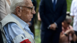 Warszawa, 05.08.2016. Przewodniczący Środowiska Żołnierzy Batalionu Armii Krajowej "Zośka" Tytus Karlikowski (C) podczas uroczystości przy ul. Anielewicza w Warszawie, 5 bm. W stolicy trwają obchody 72. rocznicy wybuchu Powstania Warszawskiego. Piątego sierpnia przypada rocznica zdobycia przez Batalion "Zośka" obozu Gęsiówka. Fot. PAP/J. Kamiński