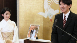 Warszawa, 01.07.2019. Książę Akishino (P) z księżną Kiko (L) podczas przyjęcia z okazji wizyty japońskiej pary książęcej w Polsce, 1 bm. w rezydencji amabasadora Japonii w Warszawie. Kilkudniowa wizyta członków japońskiej rodziny cesarskiej w Polsce, w czasie której odwiedzili Warszawę, Kraków i Łowicz, związana była z jubileuszem 100-lecia nawiązania stosunków dyplomatycznych między Polską a Krajem Kwitnącej Wiśni. Fot. PAP/P. Supernak