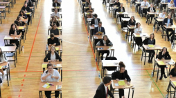 Wrocław, 07.05.2019. Egzamin maturalny w Liceum Ogólnokształcące nr IX we Wrocławiu. W drugim dniu matur, 7 bm. ponad 311 tys. abiturientów przystąpiło do obowiązkowego dla wszystkich maturzystów pisemnego egzaminu z matematyki na poziomie podstawowym. Fot. PAP/J. Karwowski