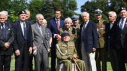Warszawa, 31.07.2019. Premier Mateusz Morawiecki (C) podczas spotkania z uczestnikami Powstania Warszawskiego. Fot. PAP/P. Nowak