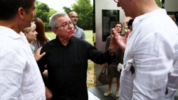 Oświęcim, 01.07.2019. Architekt Daniel Libeskind (C) podczas otwarcia wystawy „Through the Lens of Faith – Przez pryzmat wiary”, 1 bm. przed głównym wejściem do Muzeum Auschwitz w Oświęcimiu. Na ekspozycję przygotowaną przez Amud Aish Memorial Museum z Nowego Jorku, składa się 21 fotograficznych portretów ocalałych z Auschwitz: Żydów, Polaków oraz Romów. Autorką zdjęć jest Caryl Englander. Fot. PAP/Ł. Gągulski