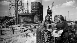 Kraków 1953. Budowa kombinatu metalurgicznego w Nowej Hucie. For. PAP/Wdowiński. Dokładny miesiąc i dzień wydarzenia nieustalone