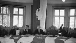 Lublin 1944. Na posiedzeniu PKWN obecni byli: dowódca I Armii Wojska Polskiego gen. Zygmunt Berling (L), członek PKWN Andrzej Witos (2L), przewodniczący PKWN Edward Osóbka-Morawski (3L), przewodniczący Krajowej Rady Narodowej Bolesław Bierut (właśc. Bolesław Biernacki) (S), Naczelny Dowódca Wojska Polskiego gen. Michał Rola-Żymierski (3P), szef resortu Kultury i Sztuki PKWN Wincenty Rzymowski (2P) i szef Sztabu Głównego WP gen. Marian Spychalski (P). Fot. PAP/CAF