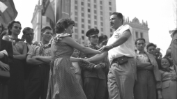 Warszawa, 1955. Światowy Festiwal Młodzieży i Studentów pod Pałacem Kultury i Nauki. Dokładny miesiąc i dzień wydarzenia nieustalone. Fot. PAP/J. Uklejewski 