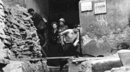 Warszawa. 20 sierpnia 1944 r. Barykada i okopy przy ul. Zielnej 30. Fot. PAP/Alamy