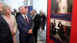  Warszawa, 04.07.2019. Marszałek Senatu Stanisław Karczewski (C) i wicemarszałek Senatu Maria Koc (C-L) podczas otwarcia w holu Senatu, 4 bm. wystawy pt. „Senackie spotkania” prezentującej międzynarodową współpracę parlamentarną. Fot. PAP/T. Gzell