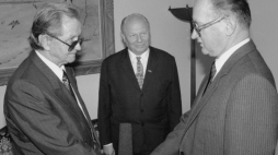 Warszawa, 1989-07-19. Marszałkowie: Sejmu – Mikołaj Kozakiewicz (L) i Senatu – Andrzej Stelmachowski (C) przybyli zawiadomić Wojciecha Jaruzelskiego (P) o wyborze na prezydenta. Fot. PAP/CAF/M. Langda