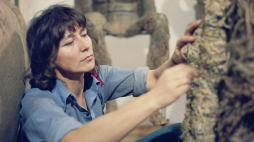 Magdalena Abakanowicz wśród swoich rzeźb z tkanin - abakanów. Warszawa, 1975 r. Fot. PAP/PAI//J. Michlewski