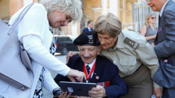 Loreto, Włochy, 17.07.2019. Obchody 75. rocznicy wyzwolenia Ankony. Wicemarszałek Senatu Maria Koc (2L) podczas spotkania z weteranami II wojny światowej w Loreto. PAP/R. Guz