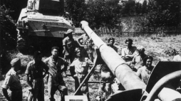 2 Korpus Polski po zakończeniu walk o Ankonę - Żołnierze przy zdobytym niemieckim niszczycielu czołgów Nashorn; na drugim planie czołg M4 Sherman. Fot. NAC