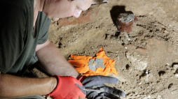 Archeolodzy z Uniwersytetu Gdańskiego pod kierownictwem doktora Arkadiusza Koperkiewicza (nz) podczas prac w średniowiecznym kościele św. Andrzeja. Fot. PAP/T. Waszczuk