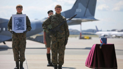 Uroczystość w 1. Bazie Lotnictwa Transportowego w Warszawie po przylocie do Polski samolotu z urną z prochami kpt. Ryszarda Białousa „Jerzego". Warszawa, 28.06.2019. Fot. PAP/L. Szymański