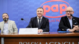 Warszawa, 09.07.2019. Przewodniczący Rady Mediów Narodowych Krzysztof Czabański (P), prezes TVP Jacek Kurski (C) i redaktor naczelny PAP Radosław Gil (L) podczas konferencji prasowej ws. Nagrody Mediów Publicznych. PAP/L. Szymański