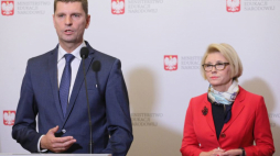 Minister edukacji narodowej Dariusz Piontkowski (L) oraz wiceminister edukacji narodowej Marzena Machałek (P) podczas konferencji prasowej pt. "Rekrutacja do szkół ponadpodstawowych i ponadgimnazjalnych na rok szkolny 2019/2020". Fot. PAP/P. Supernak
