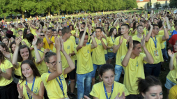 Taneczny flash mob na Jasnych Błoniach w Szczecinie – obóz formacyjno-integracyjny stypendystów Fundacji „Dzieło Nowego Tysiąclecia”. 07.2014. Fot. PAP/M. Bielecki
