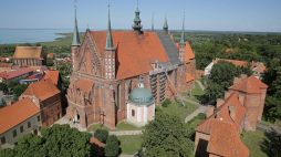 Panorama wzgórza katedralnego z wieży Radziejowskiego, w centrum Katedra Wniebowzięcia Najświętszej Maryi Panny i św. Andrzeja Apostoła we Fromborku. Fot. PAP/T. Waszczuk